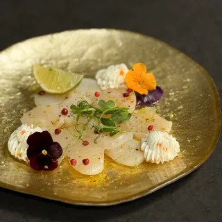 Carpaccio de Saint-Jacques fumées, petites crème aux œufs de truite