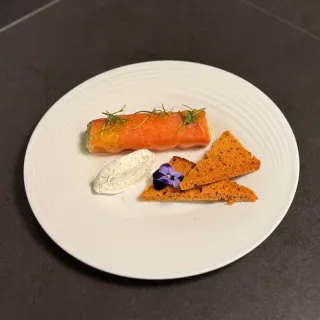 Roulade de truite de chez Murgat au pesto et œufs de saumon fumé