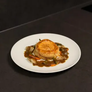 Tourte de canette, embeurrée de légumes oubliés à la truffe noire, sauce périgourdine