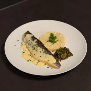Filet de bar rôti, risotto citronné embeurrée de salicornes et beurre blanc