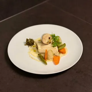 Ballotine de sole aux coquillages, mousseline de panais et cerfeuil tubéreux meunière, beurre blanc citronné et salicornes