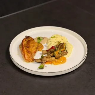 Volaille fermière parfumée à l’huile de verveine, mousseline de pommes de terre et légumes oublié