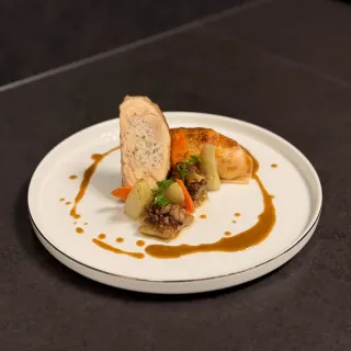 Suprême de chapon farci aux morilles, gratin de cardon à la moelle et légumes oubliés