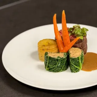 Filet de bœuf, ballotine de chou vert aux champignons et foie gras et millefeuille de pommes de terre
